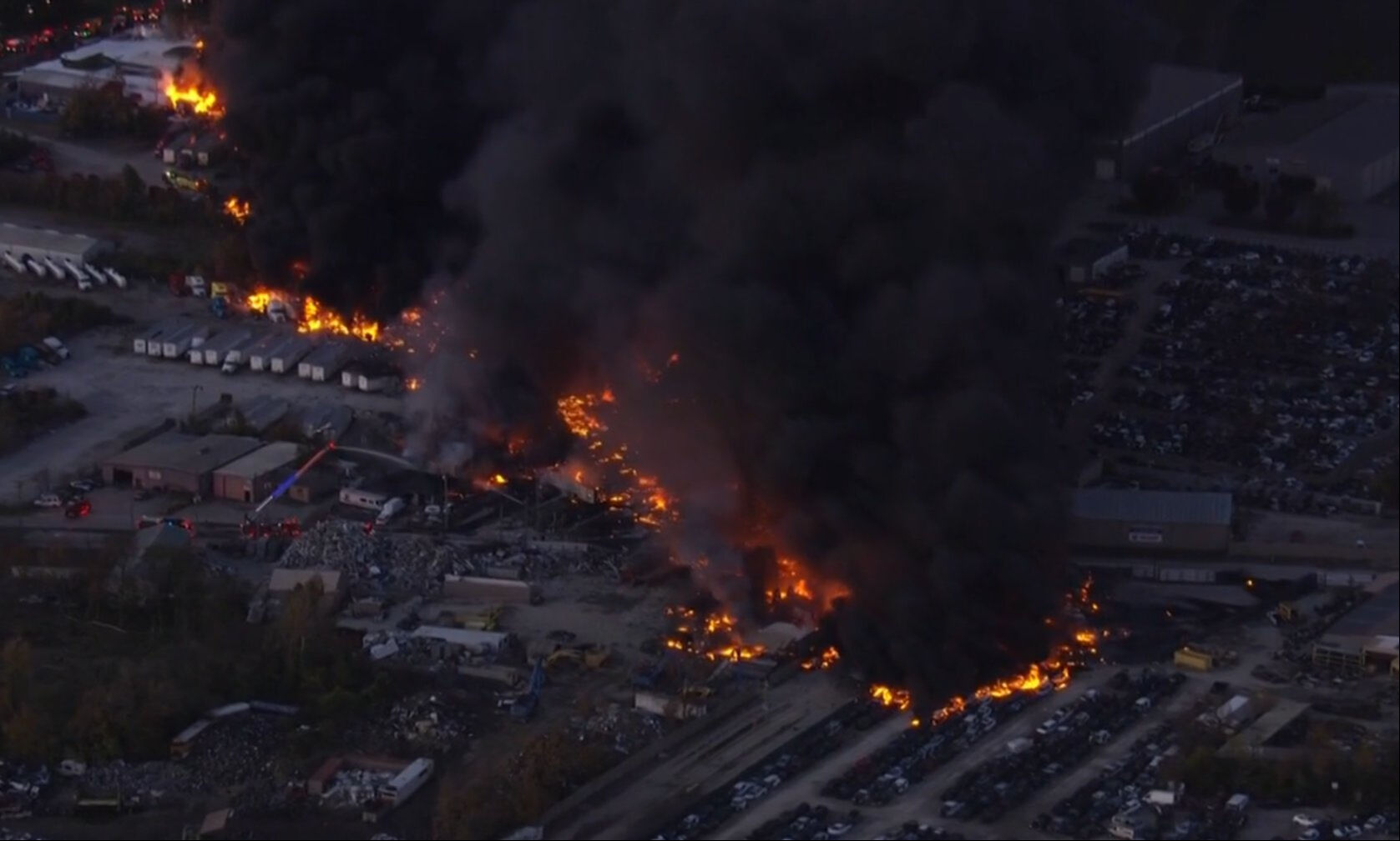ABD'de Muhammed Ali Havalimanı yakınlarında uçak düştü! Bölgeden alevler yükseliyor ABD'de Muhammed Ali Havalimanı yakınlarında uçak düştü! Bölgeden alevler yükseliyor - 2. Resim