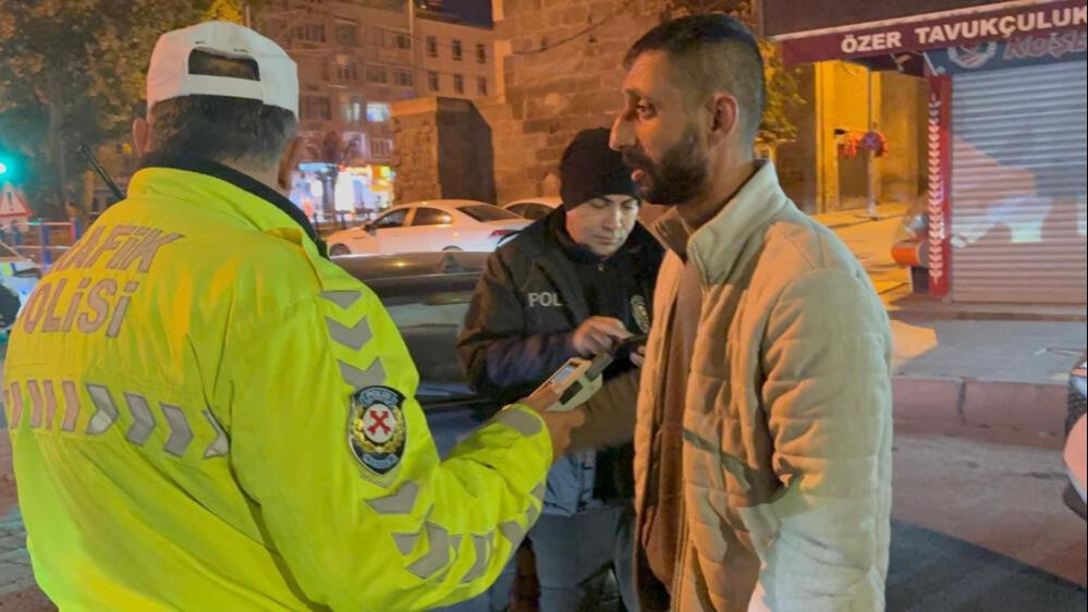 Alkollü sürücü kimlik isteyen polise sosyal medya hesabını açtı Alkollü sürücü kimlik isteyen polise sosyal medya hesabını açtı - 2. Resim