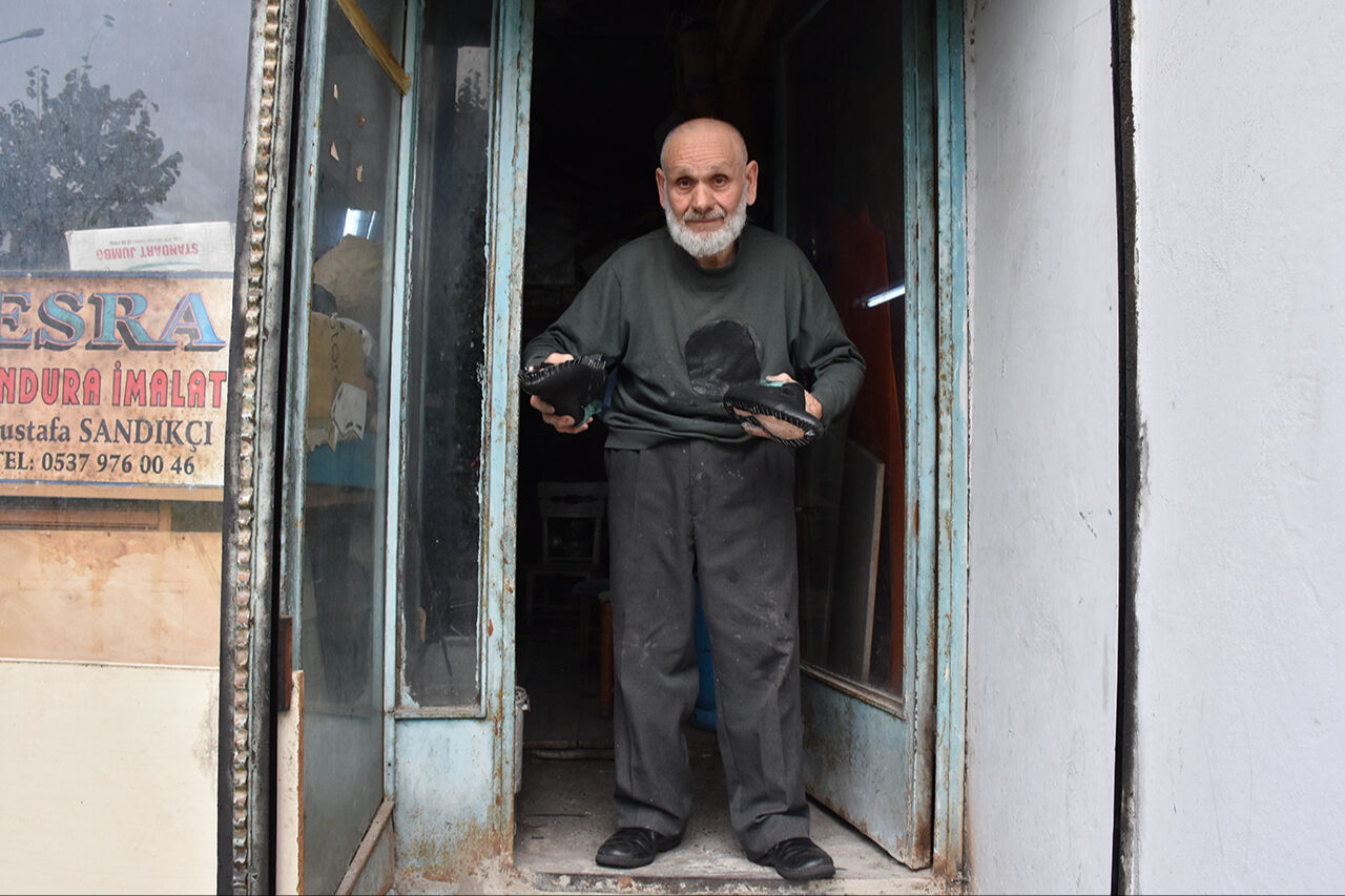 Ayakkabıcılık mesleğinin duayeni! Trabzon'un son ustalarından Mustafa Sandıkçı 60 yılı geride bıraktı - 1. Resim
