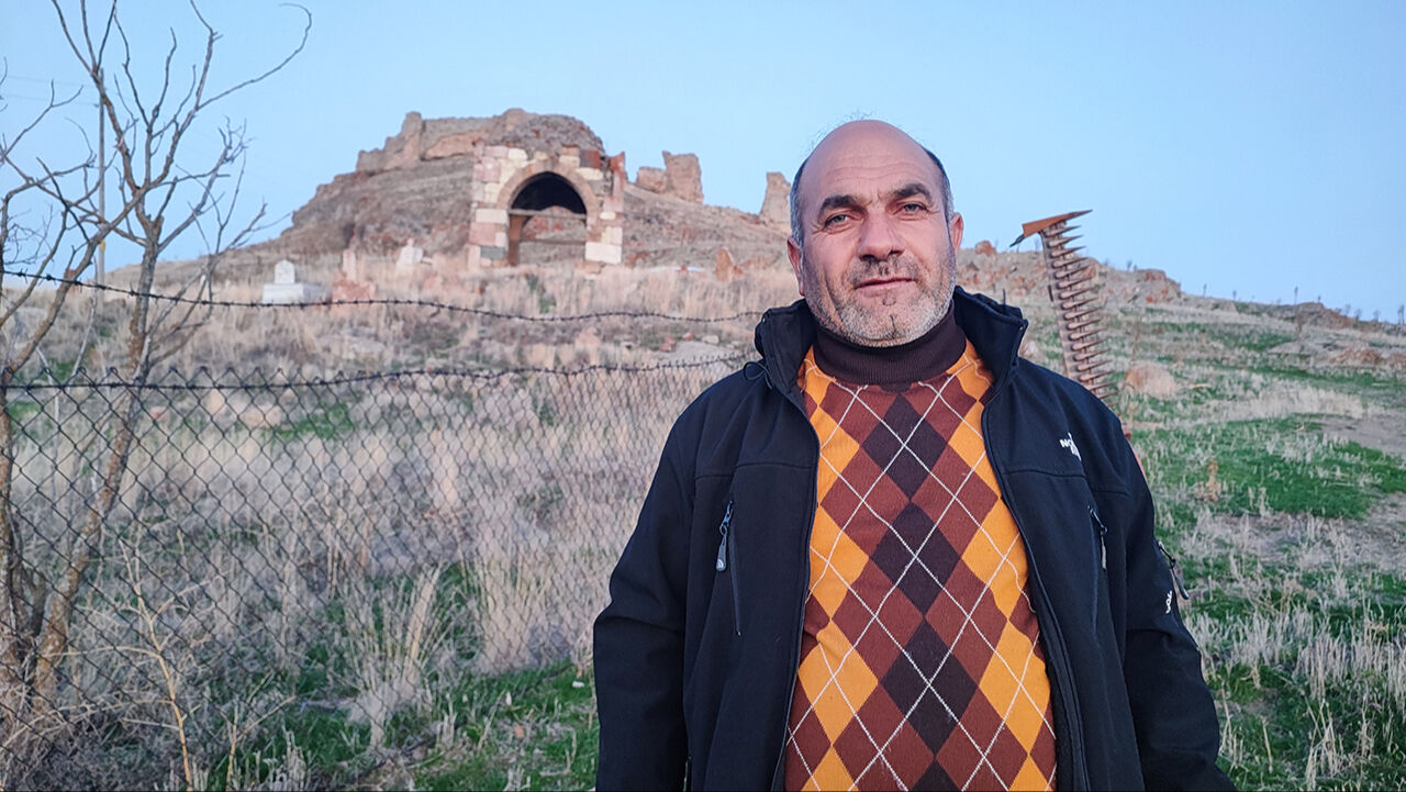 Bakımsız haldeki Selçuklu kalesi ve türbeleri ziyaret ediliyor: Define için kazı yapanlar felç oldu - 4. Resim