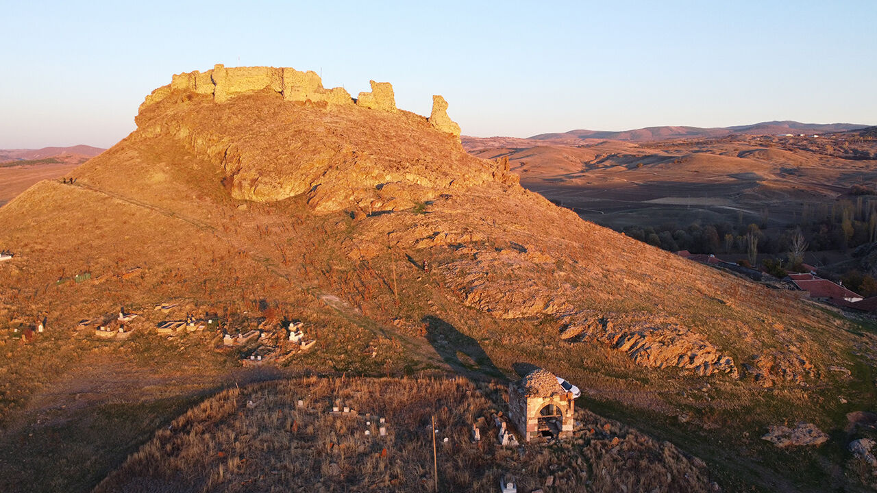 Bakımsız haldeki Selçuklu kalesi ve türbeleri ziyaret ediliyor: Define için kazı yapanlar felç oldu - 2. Resim