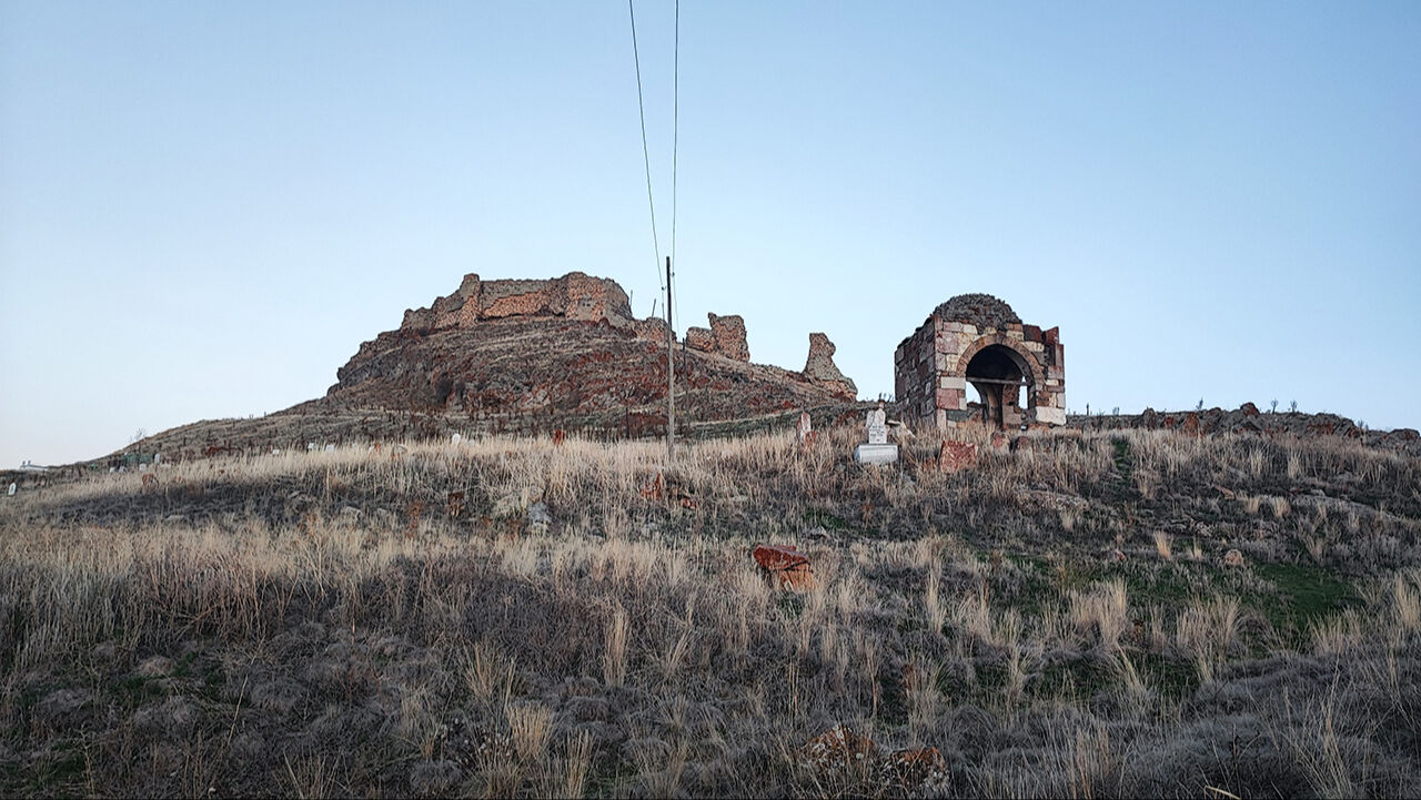 Bakımsız haldeki Selçuklu kalesi ve türbeleri ziyaret ediliyor: Define için kazı yapanlar felç oldu - 3. Resim