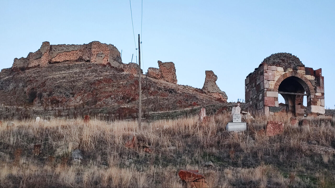 Bakımsız haldeki Selçuklu kalesi ve türbeleri ziyaret ediliyor: Define için kazı yapanlar felç oldu - 6. Resim