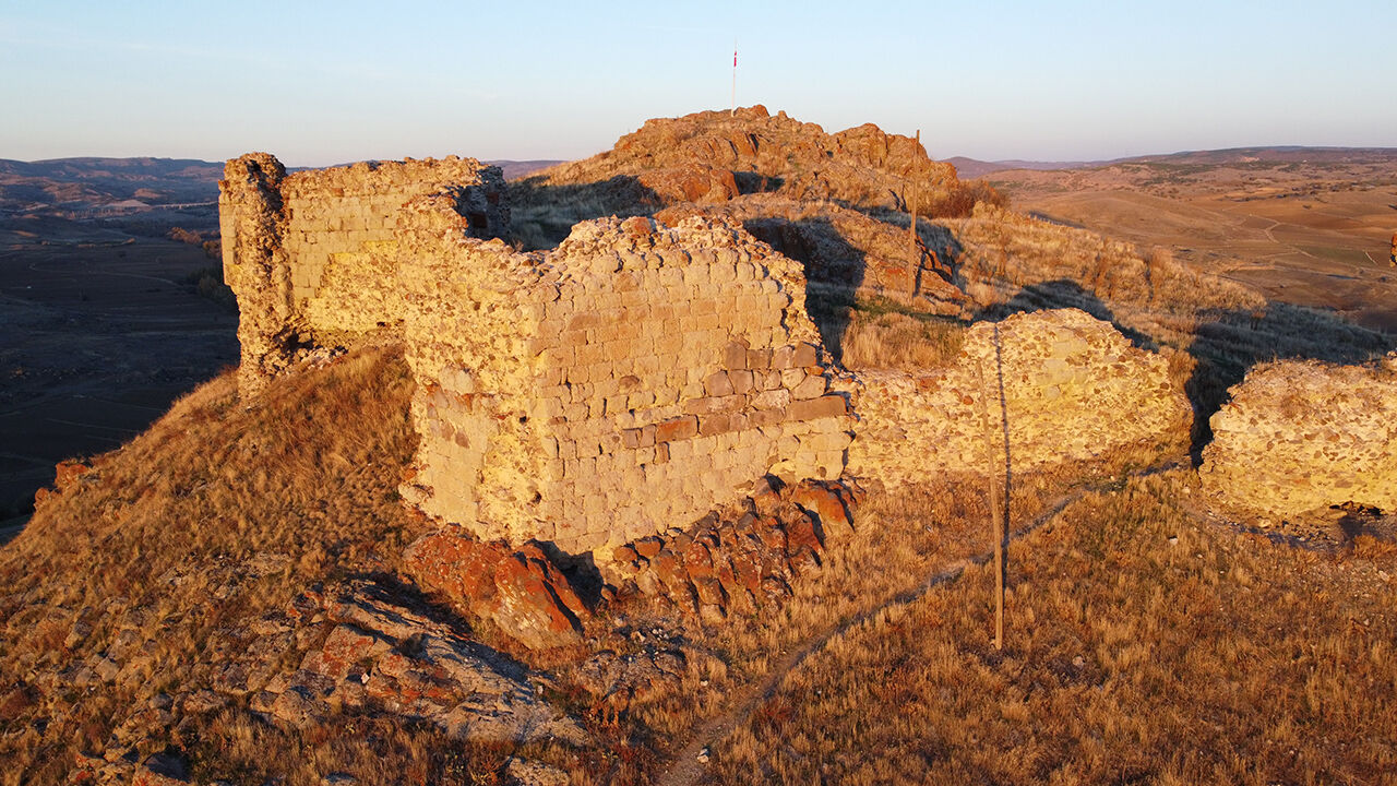 Bakımsız haldeki Selçuklu kalesi ve türbeleri ziyaret ediliyor: Define için kazı yapanlar felç oldu - 5. Resim