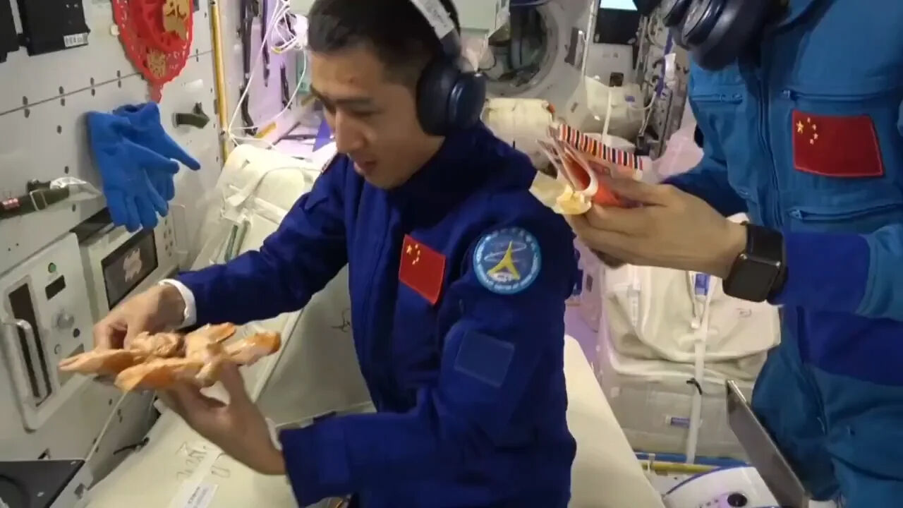 Bilim kurgu gerçek oldu: Çinli astronotlar uzayda et pişirdi - 2. Resim