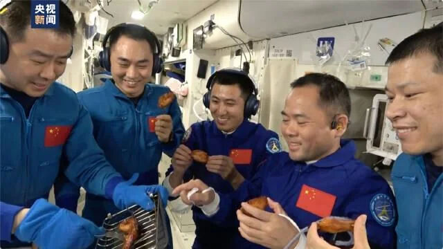 Bilim kurgu gerçek oldu: Çinli astronotlar uzayda et pişirdi - 1. Resim