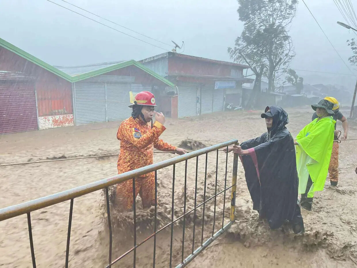 Cebu eyaleti haritadan silindi! Kalmaegi Tayfunu Filipinler’i vurdu, 90'dan fazla ölü var Cebu eyaleti haritadan silindi! Kalmaegi Tayfunu Filipinler’i vurdu, 90'dan fazla ölü var - 1. Resim