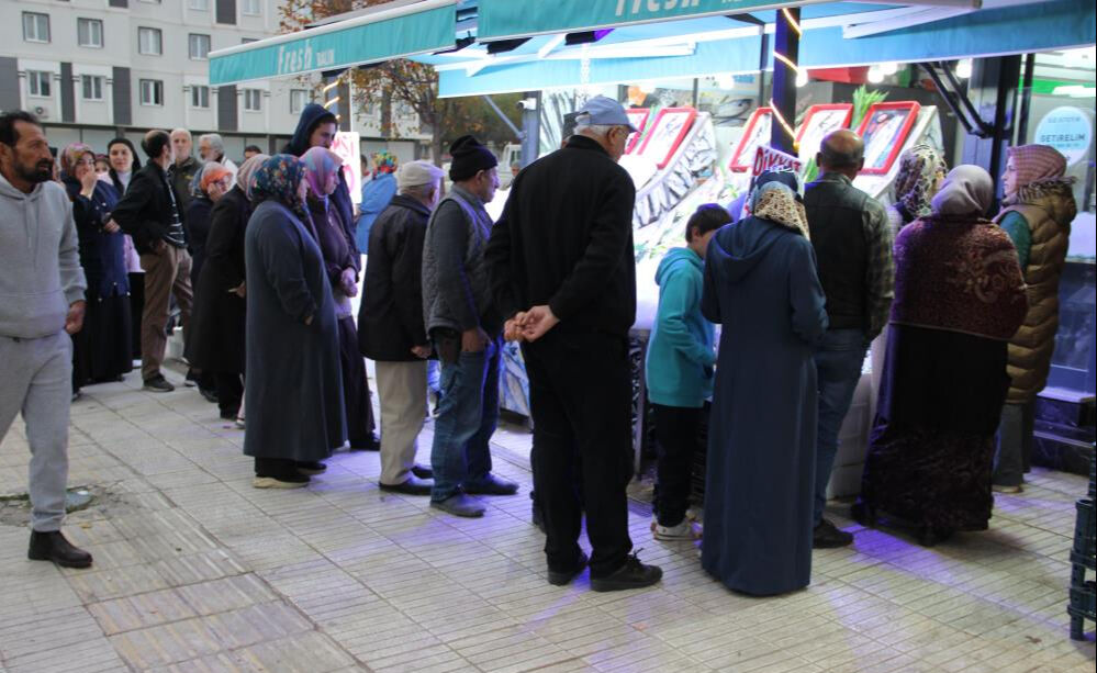 Denizi olmayan Çorum'da hamsinin fiyatı düştü! Metrelerce uzunlukta kuyruk oluştu Denizi olmayan Çorum'da hamsinin fiyatı düştü! Metrelerce uzunlukta kuyruk oluştu - 3. Resim