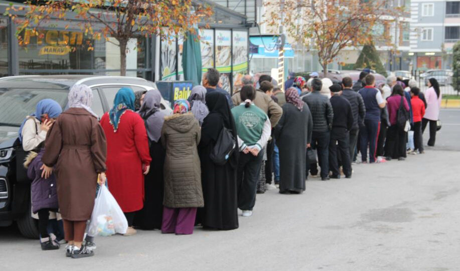 Denizi olmayan Çorum'da hamsinin fiyatı düştü! Metrelerce uzunlukta kuyruk oluştu Denizi olmayan Çorum'da hamsinin fiyatı düştü! Metrelerce uzunlukta kuyruk oluştu - 1. Resim