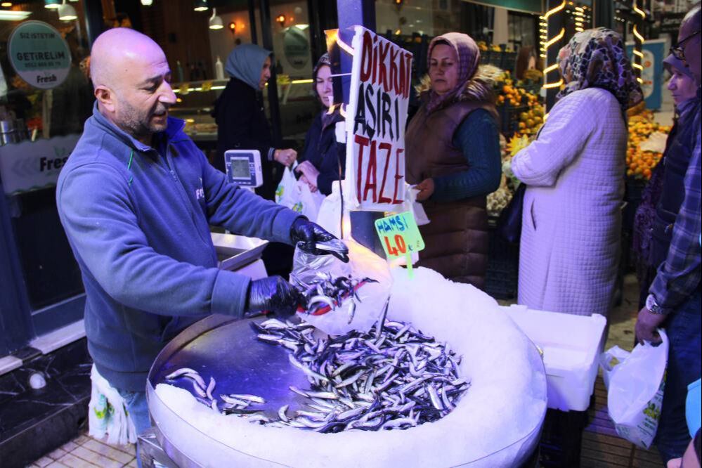 Denizi olmayan Çorum'da hamsinin fiyatı düştü! Metrelerce uzunlukta kuyruk oluştu Denizi olmayan Çorum'da hamsinin fiyatı düştü! Metrelerce uzunlukta kuyruk oluştu - 2. Resim