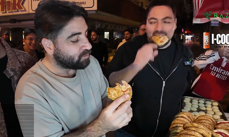 Fenomenler İzmir’de boyoz keyfi yaptı! Tadından çok fiyatı konuşuldu - 1. Resim