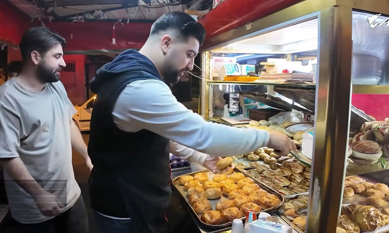 Fenomenler İzmir’de boyoz keyfi yaptı! Tadından çok fiyatı konuşuldu - 2. Resim