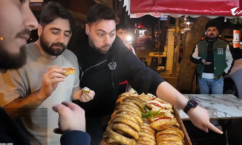 Fenomenler İzmir’de boyoz keyfi yaptı! Tadından çok fiyatı konuşuldu - 3. Resim