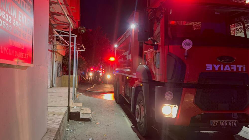 Gaziantep'te sıcak saatler! Rezidansta yangın çıktı, ekipler alarma geçti Gaziantep'te sıcak saatler! Rezidansta yangın çıktı, ekipler alarma geçti - 1. Resim