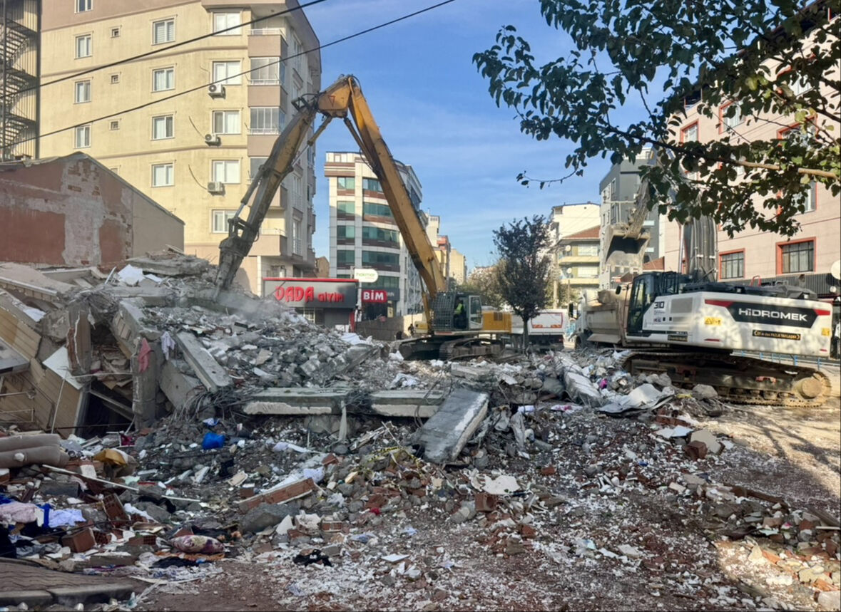 Gebze'de 4 kişinin öldüğü bina metro yüzünden mi çöktü? Uraloğlu'ndan açıklama Gebze'de 4 kişinin öldüğü bina metro yüzünden mi çöktü? Uraloğlu'ndan açıklama - 1. Resim