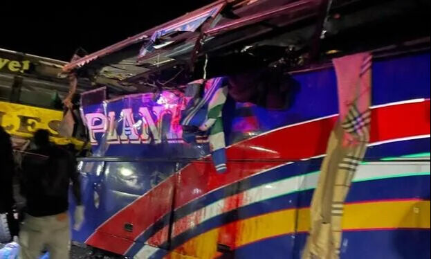 Pakistan'da yolcu otobüsü ile LPG yüklü tanker kaza yaptı! Çok sayıda kişi hayatını kaybetti ve yaralandı - 1. Resim