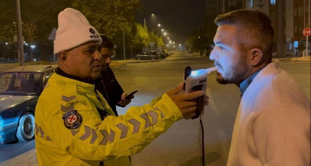 Alkollü sürücüden polisi şaşırtan ceza isteği! "Kemerden yaz" Alkollü sürücüden polisi şaşırtan ceza isteği! "Kemerden yaz" - 1. Resim