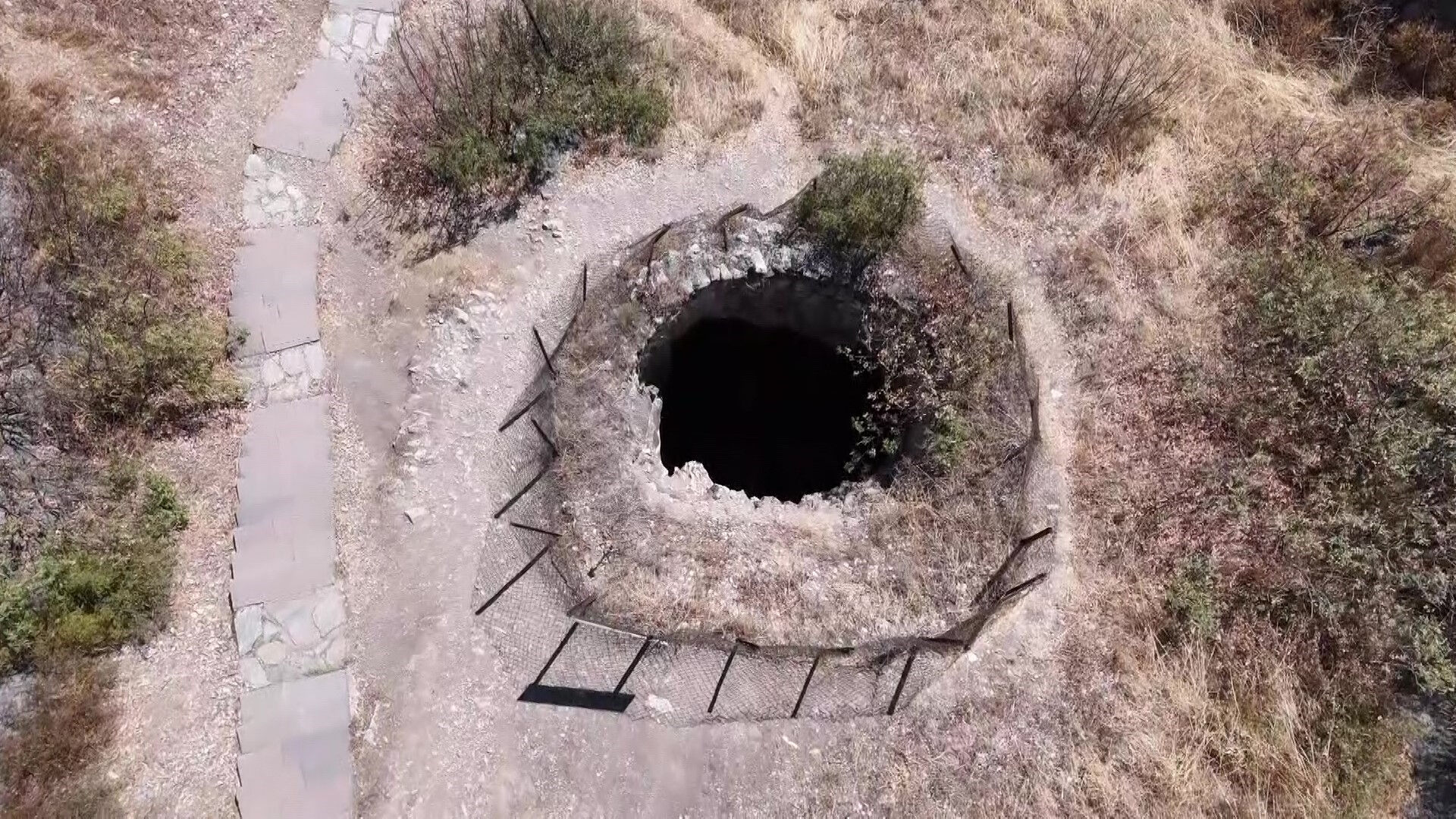 Amasya'da kaçak kazı alarmı! Dağın içinde gizli tünel ortaya çıktı Amasya'da kaçak kazı alarmı! Dağın içinde gizli tünel ortaya çıktı - 2. Resim