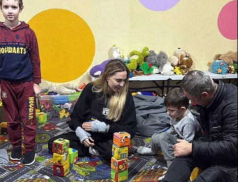 Angelina Jolie'den Ukrayna'ya gizli ziyaret! Kurşun geçirmez yelek giyip çocuklarla oyun oynadı Angelina Jolie'den gizli ziyaret! Kurşun geçirmez yelek giyip çocuklarla oyun oynadı - 2. Resim