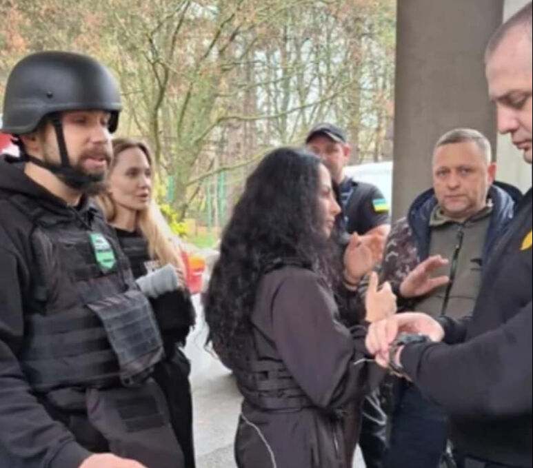 Angelina Jolie'den Ukrayna'ya gizli ziyaret! Kurşun geçirmez yelek giyip çocuklarla oyun oynadı Angelina Jolie'den gizli ziyaret! Kurşun geçirmez yelek giyip çocuklarla oyun oynadı - 1. Resim