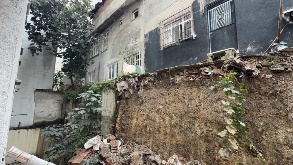 Arnavutköy'de binaların arasındaki duvar çöktü! İnsanlar tahliye edildi Arnavutköy'de binaların arasındaki duvar çöktü! İnsanlar tahliye edildi - 2. Resim