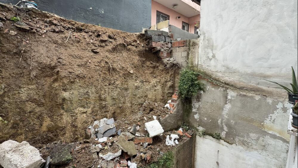 Arnavutköy'de binaların arasındaki duvar çöktü! İnsanlar tahliye edildi Arnavutköy'de binaların arasındaki duvar çöktü! İnsanlar tahliye edildi - 1. Resim