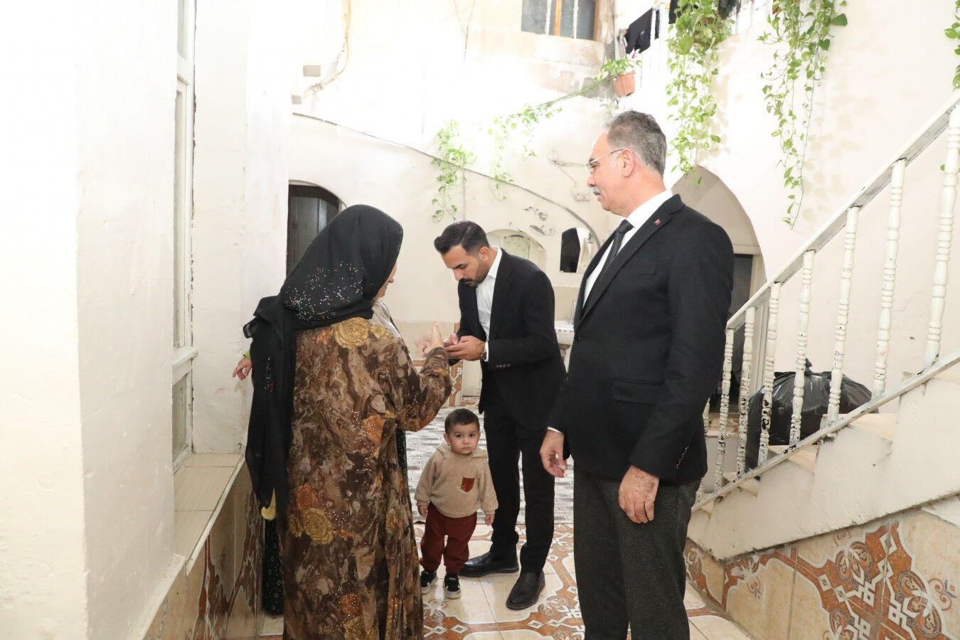 Belediye başkanı veresiye defterini satın aldı! Tüm mahallenin borçları sıfırlandı Belediye başkanı veresiye defterini satın aldı! Tüm mahallenin borçları sıfırlandı - 1. Resim