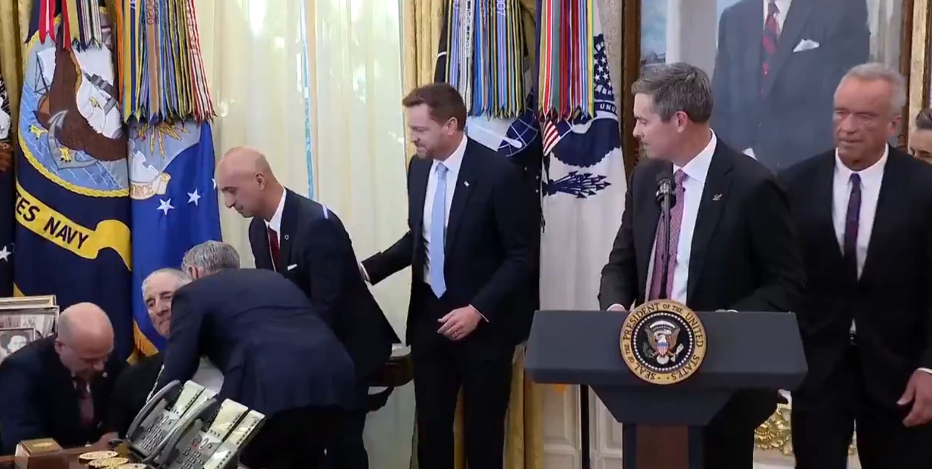 Beyaz Saray'da panik anları! Canlı yayın sırasında yere yığıldı Beyaz Saray'da panik anları! Canlı yayın sırasında yere yığıldı - 1. Resim