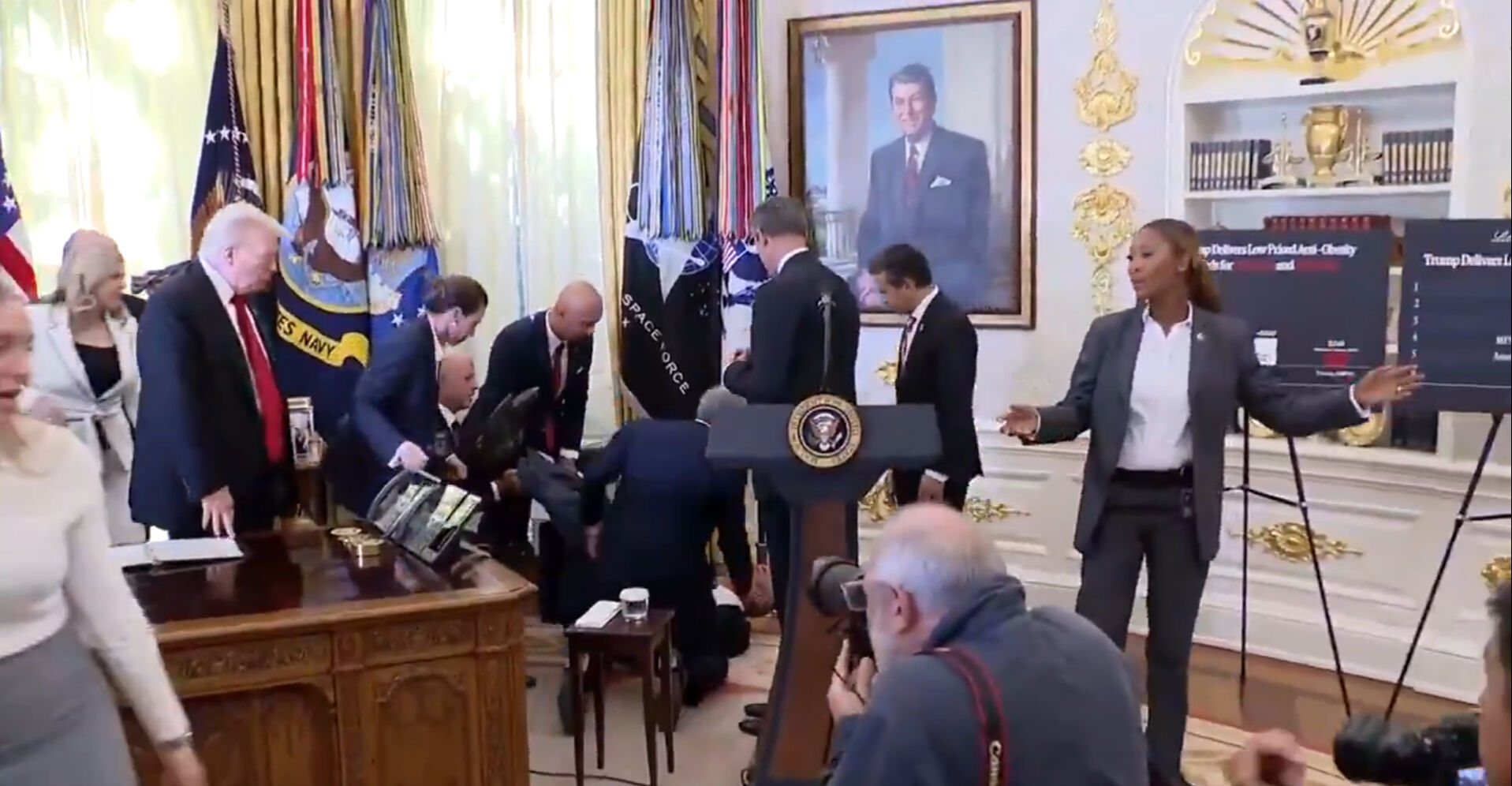 Beyaz Saray'da panik anları! Canlı yayın sırasında yere yığıldı Beyaz Saray'da panik anları! Canlı yayın sırasında yere yığıldı - 2. Resim