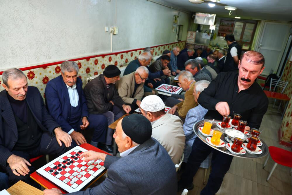 Bu çay ocağında tek bir oyun oynanıyor! Uğruna şehir dışından gelen bile var Bu çay ocağında tek bir oyun oynanıyor! Uğruna şehir dışından gelen bile var - 2. Resim