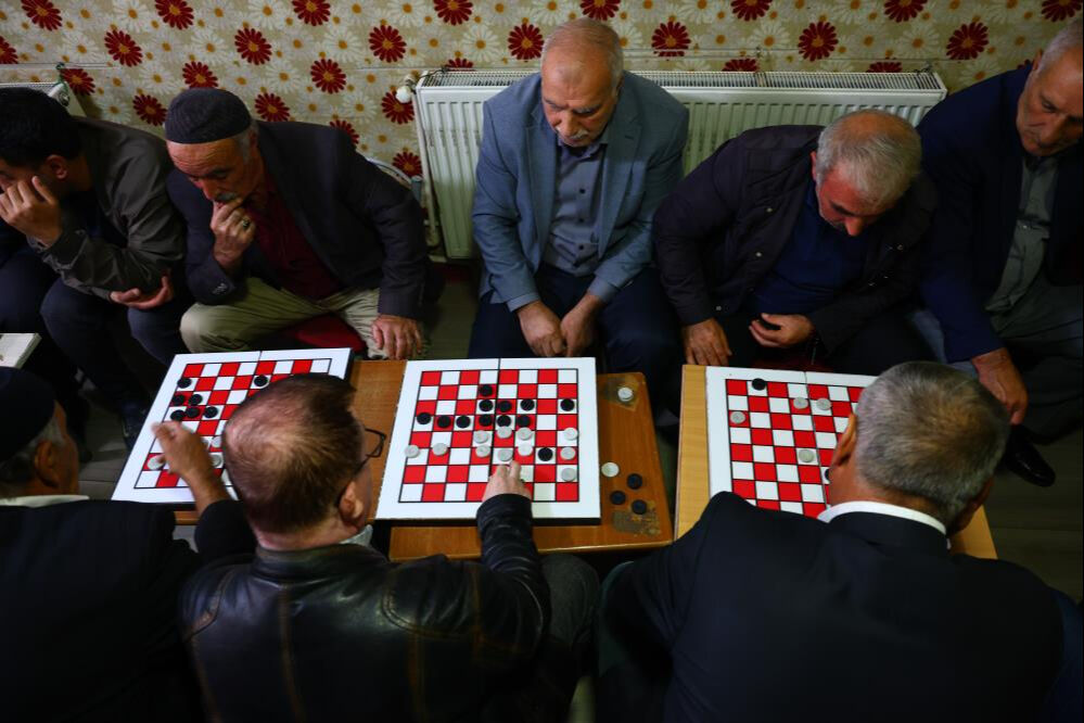 Bu çay ocağında tek bir oyun oynanıyor! Uğruna şehir dışından gelen bile var Bu çay ocağında tek bir oyun oynanıyor! Uğruna şehir dışından gelen bile var - 3. Resim