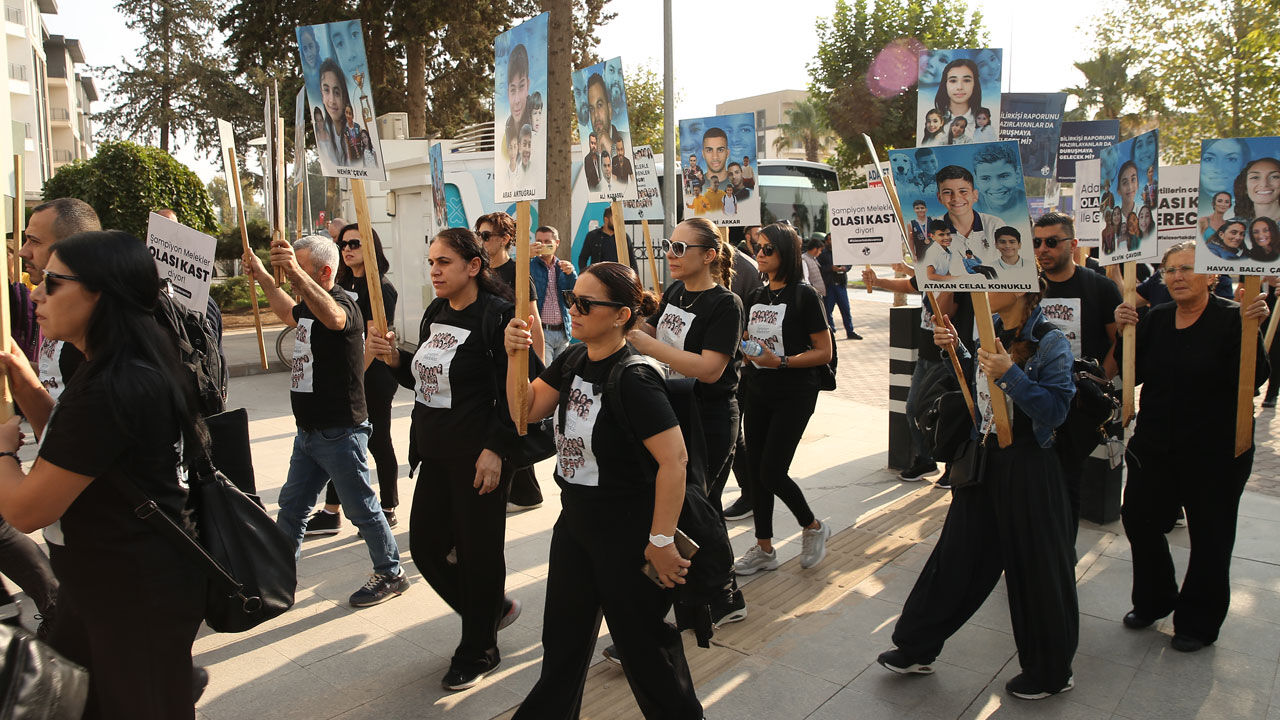 Depremde 72 kişiye mezar olmuştu! Kamu görevlilerinin yargılandığı Grand İsias Otel davası ertelendi Depremde 72 kişiye mezar olmuştu! Kamu görevlilerinin yargılandığı Grand İsias Otel davası ertelendi - 2. Resim