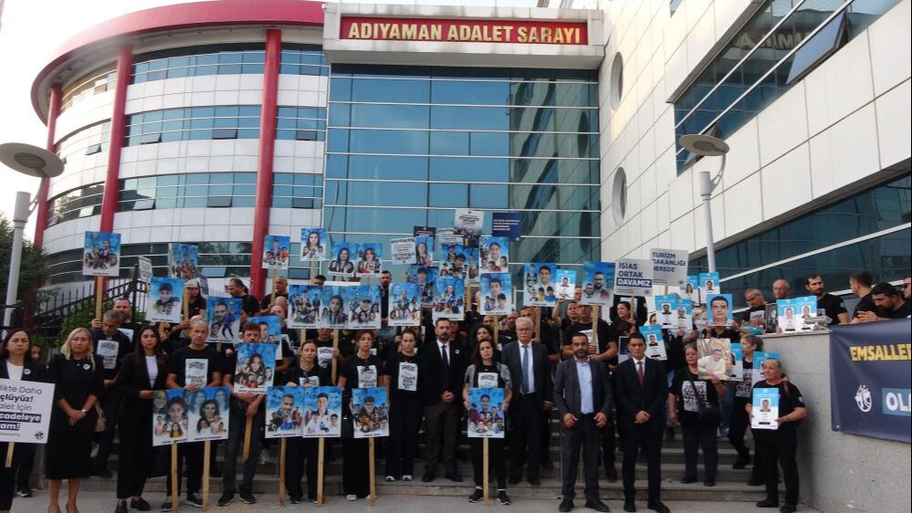 Depremde 72 kişiye mezar olmuştu! Kamu görevlilerinin yargılandığı Grand İsias Otel davası ertelendi Depremde 72 kişiye mezar olmuştu! Kamu görevlilerinin yargılandığı Grand İsias Otel davası ertelendi - 1. Resim