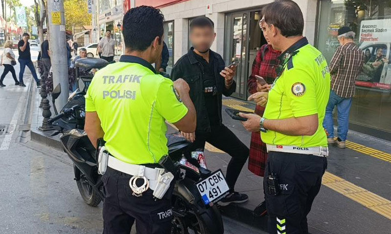 Ehliyetsiz, kasksız, plakasız! Kuralları hiçe sayan sürücüye 43 bin TL ceza Ehliyetsiz, kasksız, plakasız! Kuralları hiçe sayan sürücüye 43 bin TL ceza - 1. Resim