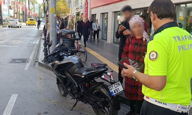 Ehliyetsiz, kasksız, plakasız! Kuralları hiçe sayan sürücüye 43 bin TL ceza Ehliyetsiz, kasksız, plakasız! Kuralları hiçe sayan sürücüye 43 bin TL ceza - 3. Resim