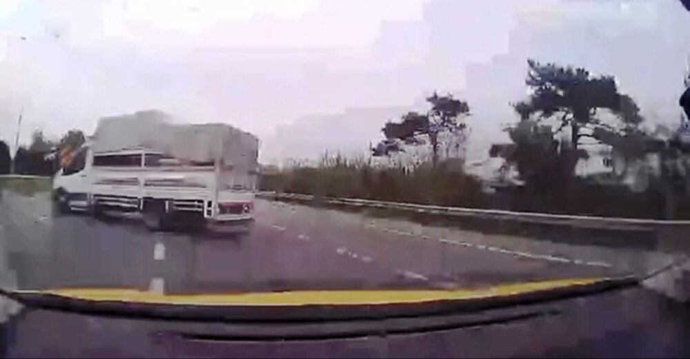 Hatalı sollama canlarından edecekti! Taksicinin kritik manevrası faciayı önledi Hatalı sollama canlarından edecekti! Taksicinin kritik manevrası faciayı önledi - 1. Resim