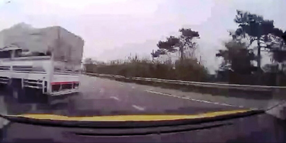 Hatalı sollama canlarından edecekti! Taksicinin kritik manevrası faciayı önledi Hatalı sollama canlarından edecekti! Taksicinin kritik manevrası faciayı önledi - 2. Resim