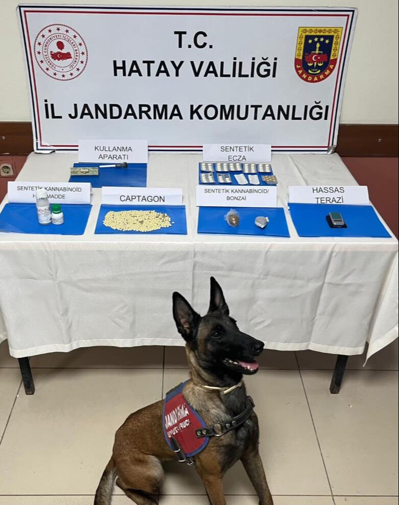 Hatay'da sulama kanalı ve sazlık alandan kilo kilo uyuşturucu çıktı! Hatay'da sulama kanalı ve sazlık alandan kilo kilo uyuşturucu çıktı! - 1. Resim