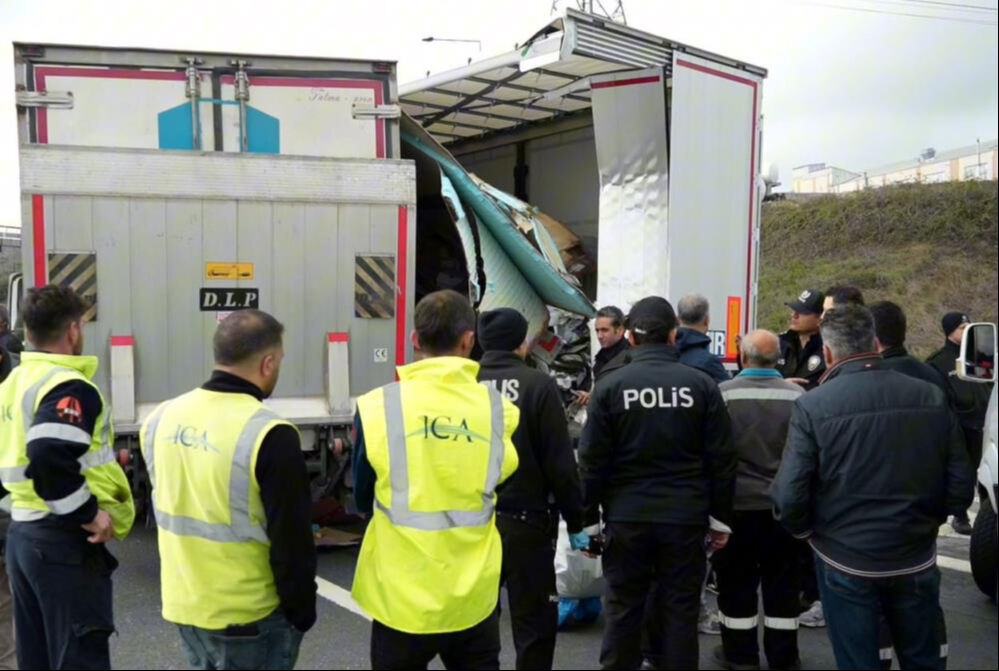 İstanbul'da korkunç kaza! Otoyolda geri gelen tır kamyoneti ezdi, ölü ve yaralı var - 1. Resim