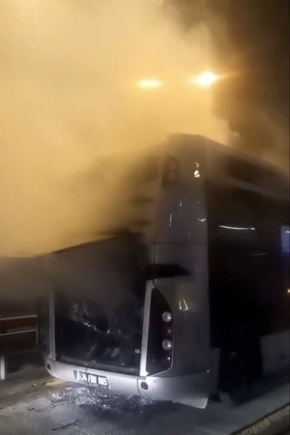 İstanbul'da metrobüs alev aldı! Seferler aksadı İstanbul'da metrobüs alev aldı! Seferler aksadı - 2. Resim