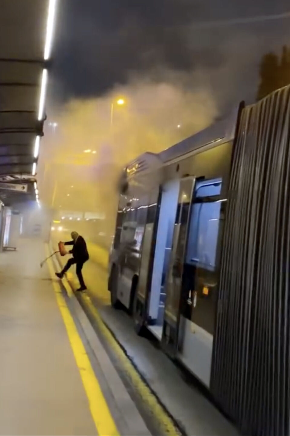 İstanbul'da metrobüs alev aldı! Seferler aksadı İstanbul'da metrobüs alev aldı! Seferler aksadı - 1. Resim