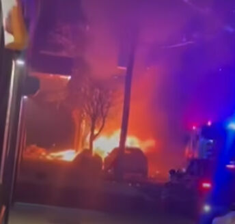 New York'ta alevler geceyi aydınlattı! Yanan araç bomba gibi patladı New York'ta alevler geceyi aydınlattı! Alev topuna dönen araç bomba gibi patladı - 1. Resim