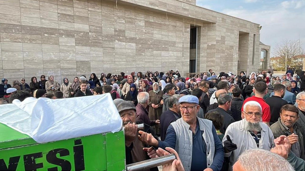 Ölümüyle herkesi yıkmıştı… Öğretmen Ebru Koçak’a son görev Ölümüyle herkesi yıkmıştı… Öğretmen Ebru Koçak’a son görev - 5. Resim