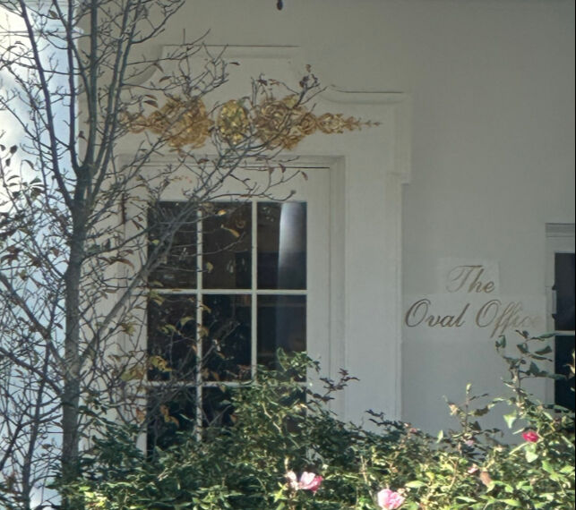 Oval Ofis'e asılan tabelaya muhaliflerden tepki yağdı! Oval Ofis'e asılan tabelaya muhaliflerden tepki yağdı!