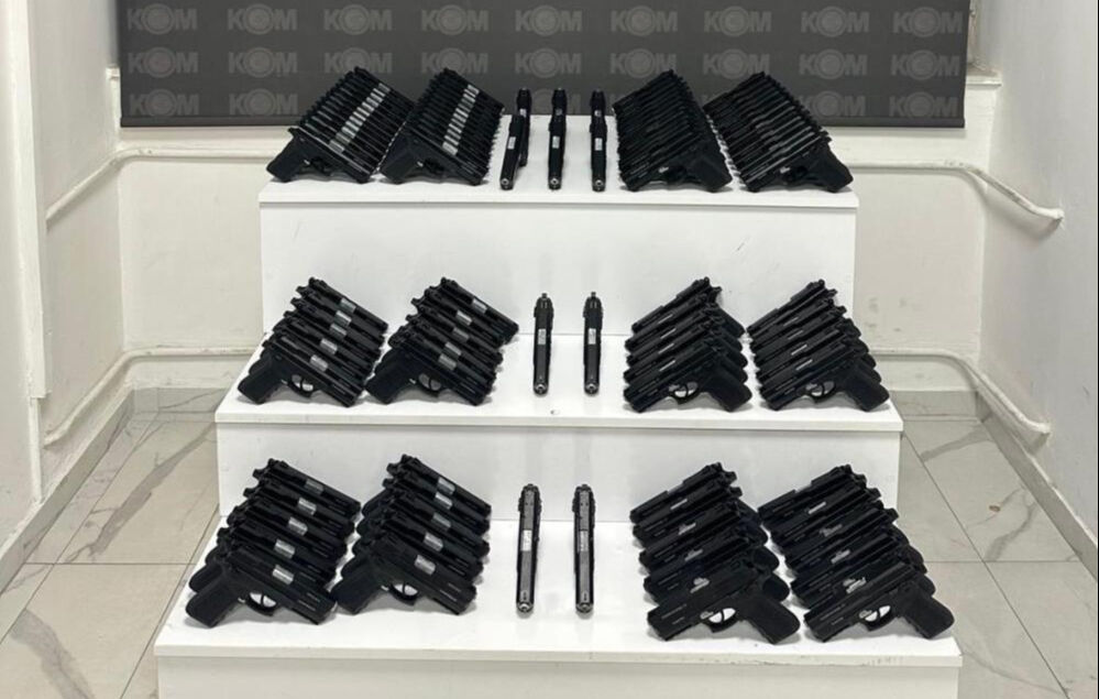 Polis, 11 ay sabırla takip etti: Binlerce kurusıkı gerçek silaha dönüşmeden yakalandı! Polis, 11 ay sabırla takip etti: Binlerce kurusıkı gerçek silaha dönüşmeden yakalandı! - 2. Resim