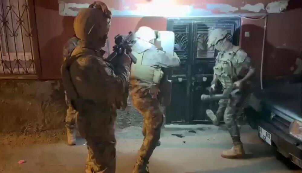 Polis, 11 ay sabırla takip etti: Binlerce kurusıkı gerçek silaha dönüşmeden yakalandı! Polis, 11 ay sabırla takip etti: Binlerce kurusıkı gerçek silaha dönüşmeden yakalandı! - 1. Resim