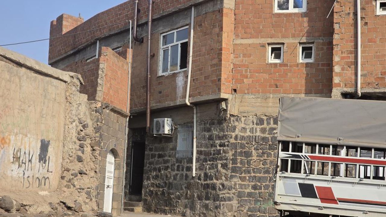 -Şanlıurfa'da evin içinde silahlı çatışma!