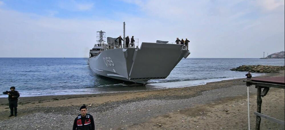Yerli çıkarma gemisi Ç-159 sahile tank çıkardı: Test başarıyla geçti Yerli çıkarma gemisi Ç-159 sahile tank çıkardı: Test başarıyla geçti - 1. Resim