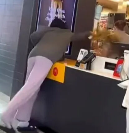 ABD’de iade kavgası! Bir bardak kahveyi çalışanın üzerine döktü, facia anları kamerada - 2. Resim