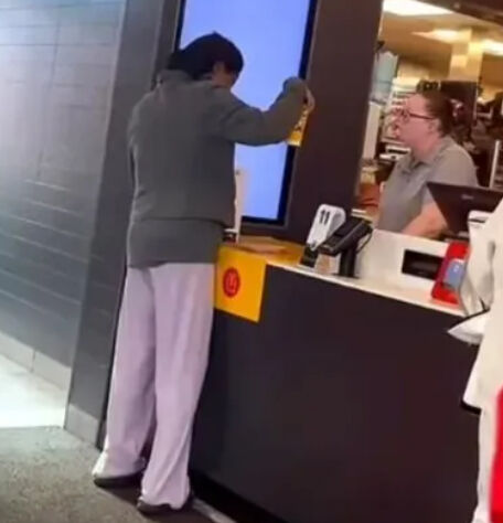 ABD’de iade kavgası! Bir bardak kahveyi çalışanın üzerine döktü, facia anları kamerada - 1. Resim